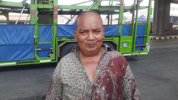 Sopir truk Baso minta pembatas Jl Raya Cilincing sering dicat karena sering pudar.