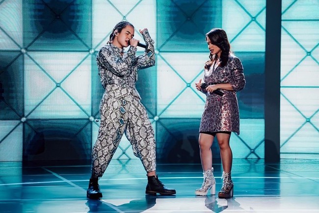 Penampilan Tissa Biani dan Dul Jaelani semalam jadi perbincangan. Pasangan muda tersebut terlihat mesra saat manggung bersama di acara Rahasia Cinta Trans 7. Dalam foto yang dibagikan, gaya keduanya tampak kompak ketika memakai busana bermotif animal print berikut. Foto: Instagram