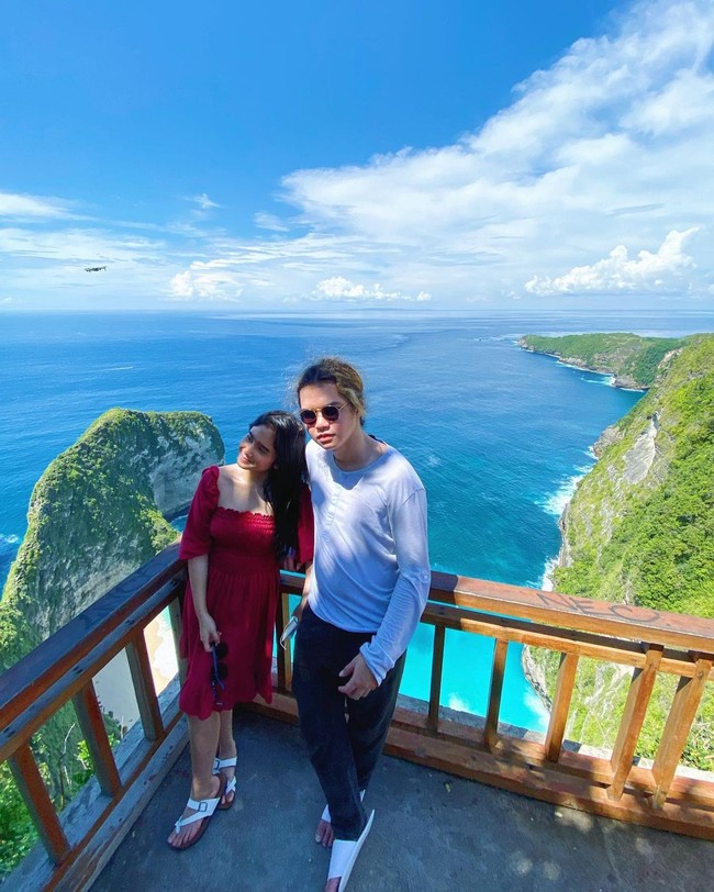 Saat berkunjung ke Pantai Kelingking, pemilik IG @tissabiani itu mengakui jika hubungannya dengan Dul adalah salah satu hadiah terindah di 2020. Foto: Instagram