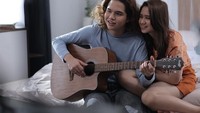 Namun berawal dari konten cover lagu, hubungan Dul Jaelani dan Tissa Biani semakin dekat dan kemudian jadian. Foto: Instagram