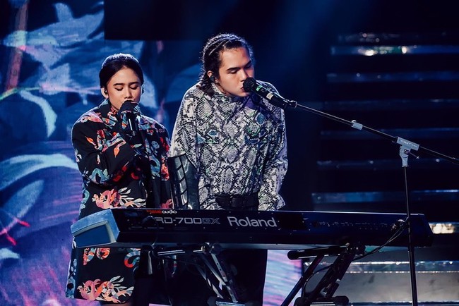 Selain suka menyanyi, Tissa dan Dul memang punya persamaan lain yakni bermain musik. Dalam acara semalam mereka pun berduet memainkan keyboard. Performance mereka banyak mendapat pujian dari para penggemar. Foto: Instagram