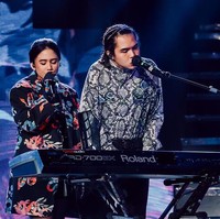 Selain suka menyanyi, Tissa dan Dul memang punya persamaan lain yakni bermain musik. Dalam acara semalam mereka pun berduet memainkan keyboard. Performance mereka banyak mendapat pujian dari para penggemar. Foto: Instagram