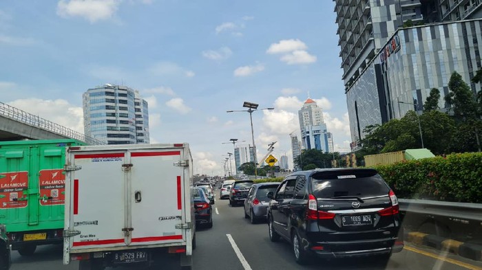 Pantuan detikcom, di Tol Dalam Kota sekitar wilayah Pancoran, Rabu (31/3/2021), sekitar pukul 10.30 WIB, sejumlah kendaraan nampak memelankan laju kendaraannya.
