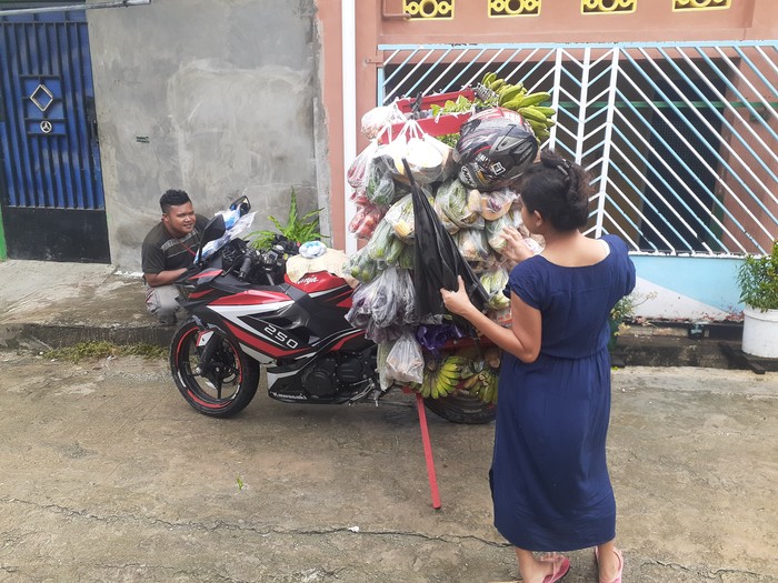 Tukang sayur pakai motor sport di Jayapura