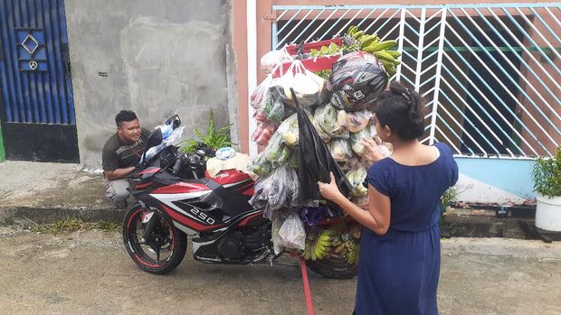 Tukang sayur pakai motor sport di Jayapura