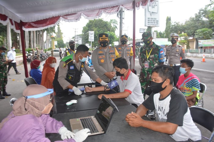 Vaksinasi drive thru di Lombok Timur