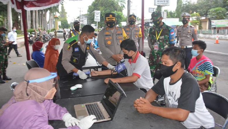 Vaksinasi drive thru di Lombok Timur