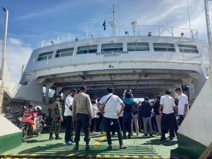 Vaksinasi insan pelayaran di Sumbawa Barat