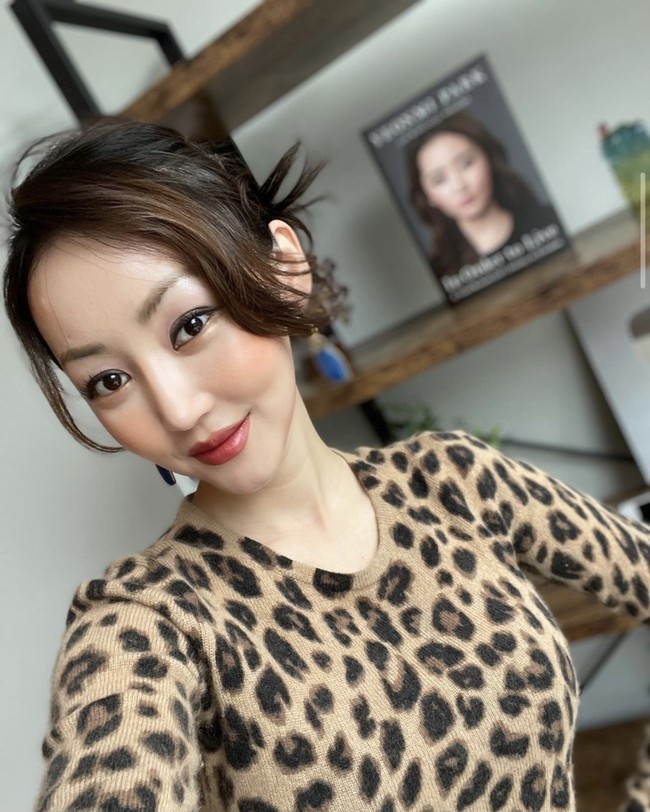Wanita Korut ini kabur bersama keluarganya dengan cara menyebrang ke perbatasan Cina. Ia menceritakan kisah hidupnya dalam buku ‘In Order to Live’ dan kini aktif sebagai aktivis. Foto: dok Instagram hyeonseolee
