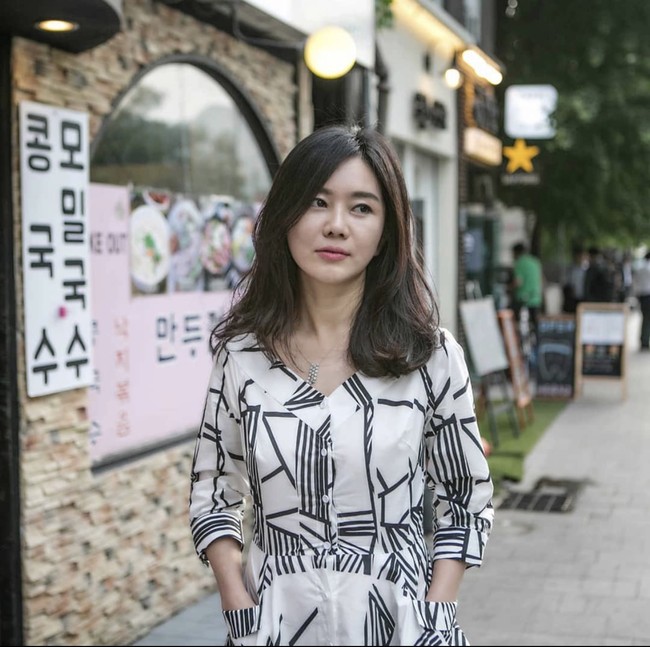 Saat kecil, Hyeonseo Lee mengira negaranya adalah yang terbaik. Walau terlahir dari keluarga berkecukupan, ia mulai bertanya-tanya saat peristiwa kelaparan terjadi di Korut. Foto: dok Instagram hyeonseolee