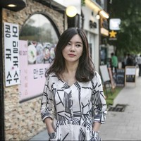 Saat kecil, Hyeonseo Lee mengira negaranya adalah yang terbaik. Walau terlahir dari keluarga berkecukupan, ia mulai bertanya-tanya saat peristiwa kelaparan terjadi di Korut. Foto: dok Instagram hyeonseolee