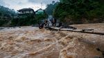 Warga Lebak Kesulitan Akses Jembatan Layak