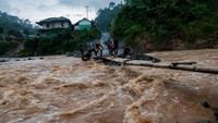 Akibatnya tidak bisa dilalui kendaraan ketika hujan deras karena air sungai Ciberang meluap. 