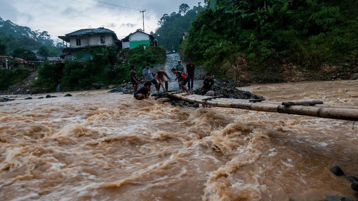 Warga Lebak Kesulitan Akses Jembatan Layak Warga Lebak Kesulitan Akses Jembatan Layak