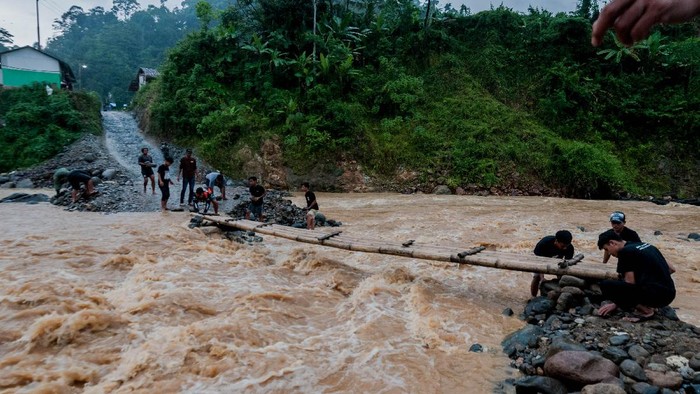 WARGA KESULITAN AKSES JEMBATAN LAYAK Warga secara swadaya membangun kembali jembatan di Desa Ciladaheun, Lebak, Banten, Selasa (30/3/2021). Menurut keterangan warga setempat, setahun pasca diterjang bencana banjir bandang jembatan yang merupakan akses jalan nasional tersebut belum dibangun dan tidak bisa dilalui kendaraan ketika hujan deras karena air sungai Ciberang meluap. ANTARA FOTO/Muhammad Bagus Khoirunas/aww.