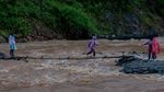 Warga Lebak Kesulitan Akses Jembatan Layak