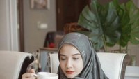 Zaskia kini lebih aktif di dunia mode. Begini seriusnya Zaskia saat bekerja, namun tetap bisa bersantai sambil minum secangkir teh hangat. Foto: Instagram @zaskiasungkar15