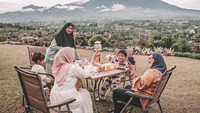Bersama keluarga besarnya, Zaskia Sungkar sempat berlibur ke Puncak. Di sana ia terlihat menikmati liburan sambil ngemil makanan enak. Foto: Instagram @zaskiasungkar15