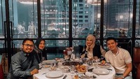 Momen bahagia Zaskia Sungkar saat kulineran juga sering ia abadikan lewat akun Instagram miliknya. Seperti momennya bersama sang suami dan rekannya di salah satu restoran mewah. Foto: Instagram @zaskiasungkar15