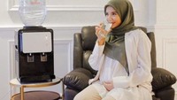 Selama hamil, Zaskia Sungkar sangat menjaga buah hatinya. Ia hanya mengonsumsi makanan dan minuman yang begizi. Zaskia juga rutin mengonsumsi banyak air mineral. Foto: Instagram @zaskiasungkar15