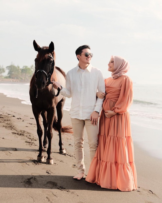 Pemotretan kali ini digarap oleh fotografer Dewandra Djelantik. Zaskia Sungkar pun menuliskan tagar #BabyMoon #syahki✨ #MasyaAllahTabarakallah Foto: Instagram/@zaskiasungkar15
