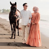 Pemotretan kali ini digarap oleh fotografer Dewandra Djelantik. Zaskia Sungkar pun menuliskan tagar #BabyMoon #syahki✨ #MasyaAllahTabarakallah Foto: Instagram/@zaskiasungkar15