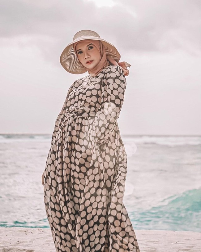 Saat pemotretan bertema liburan ini, wanita 30 tahun tersebut mengenakan dress bohemian rancangan Barli Asmara. Foto: Instagram/@zaskiasungkar15