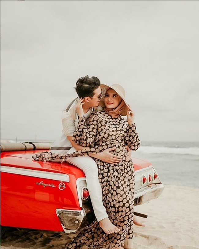 Jelang memasuki usia kandungan 6 bulan, Zaskia Sungkar dan Irwansyah babymoon ke Pulau Dewata. Mereka pun sempat melakukan pemotretan di tepi pantai. Foto: Instagram/@zaskiasungkar15