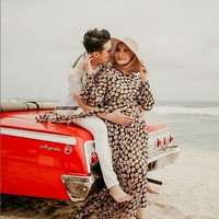 Jelang memasuki usia kandungan 6 bulan, Zaskia Sungkar dan Irwansyah babymoon ke Pulau Dewata. Mereka pun sempat melakukan pemotretan di tepi pantai. Foto: Instagram/@zaskiasungkar15