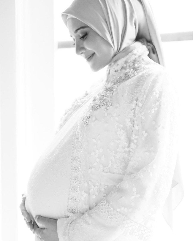 Last shoot sebelum cuti lahiran insyaAllah🙈🎬 #37weekspregnant, tulisnya pada caption foto. Foto: Instagram/@zaskiasungkar15