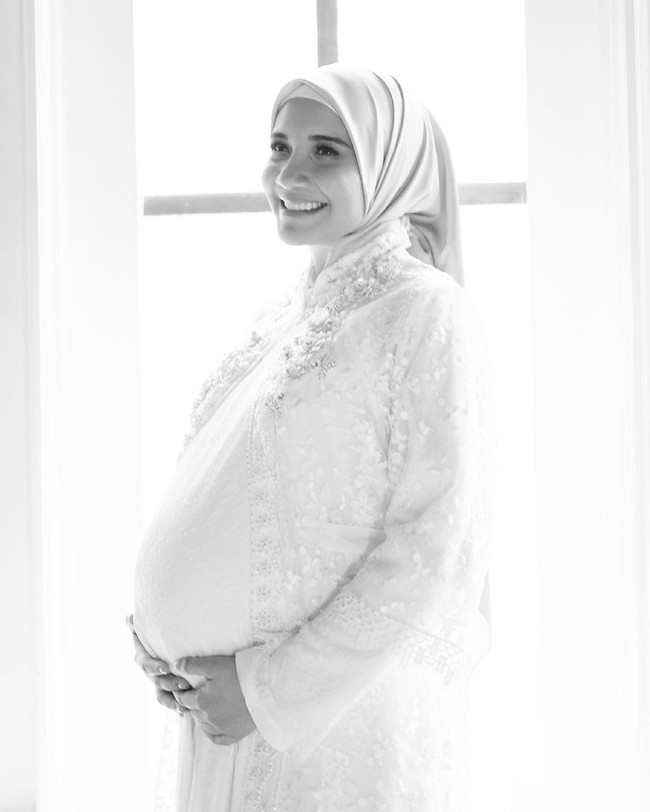 Ini foto kehamilan Zaskia Sungkar yang terakhir, saat usia kandungan memasuki 37 minggu. Mengenakan dress dan outer berbahan lace dengan hiasan payet, desainer busana muslim ini tampak anggun dan cantik. Foto: Instagram/@zaskiasungkar15