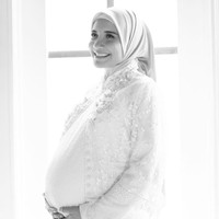 Ini foto kehamilan Zaskia Sungkar yang terakhir, saat usia kandungan memasuki 37 minggu. Mengenakan dress dan outer berbahan lace dengan hiasan payet, desainer busana muslim ini tampak anggun dan cantik. Foto: Instagram/@zaskiasungkar15
