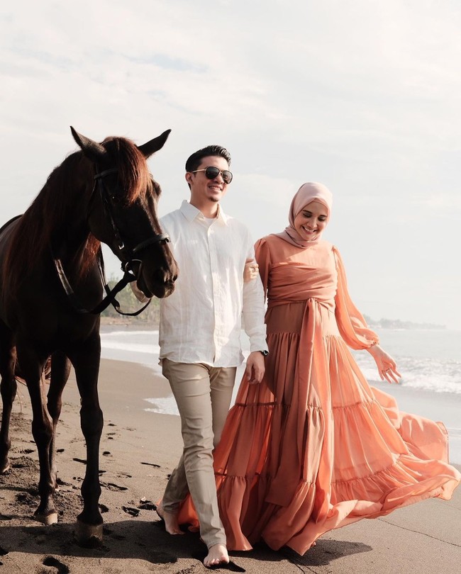 Sesi foto selanjutnya adalah pemotretan bertema chic casual. Terlihat rona bahagia di wajah pasangan suami-istri yang sudah 10 tahun menikah ini. Foto: Instagram/@zaskiasungkar15