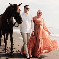 Sesi foto selanjutnya adalah pemotretan bertema chic casual. Terlihat rona bahagia di wajah pasangan suami-istri yang sudah 10 tahun menikah ini. Foto: Instagram/@zaskiasungkar15