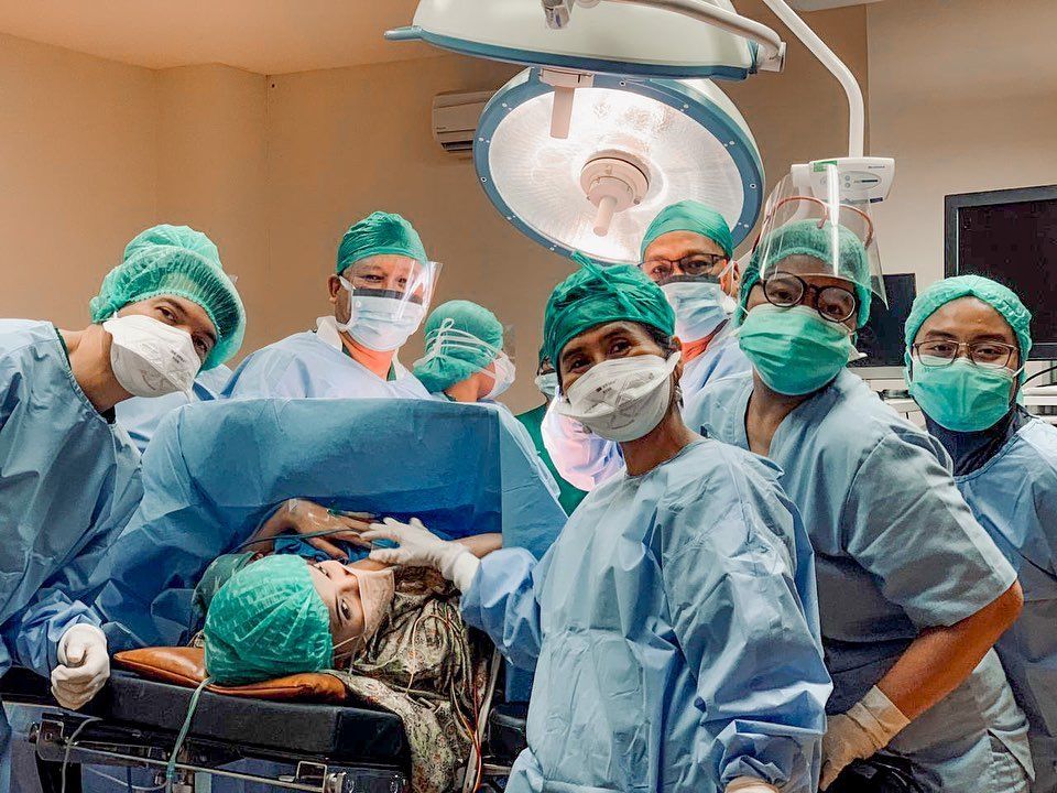 Zaskia Sungkar Melahirkan Zaskia Sungkar melahirkan anak pertama.