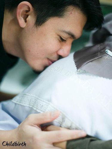 Zaskia Sungkar Melahirkan Zaskia Sungkar melahirkan anak pertama.