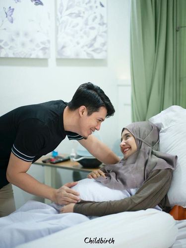 Zaskia Sungkar Melahirkan Zaskia Sungkar melahirkan anak pertama.