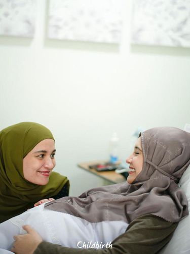 Zaskia Sungkar Melahirkan Zaskia Sungkar melahirkan anak pertama.