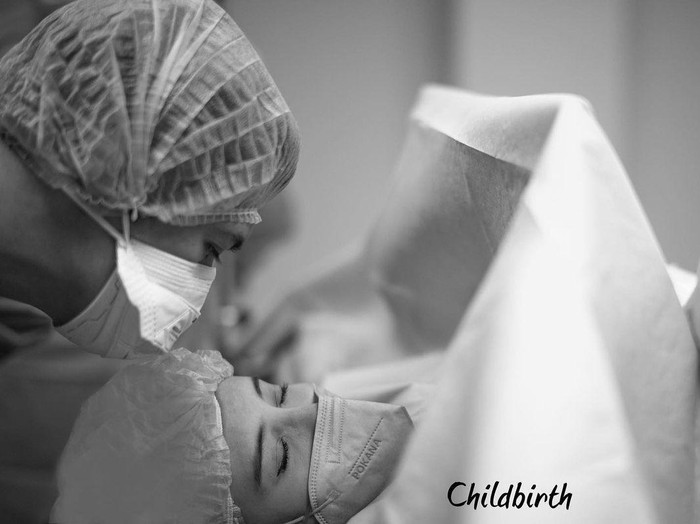 Zaskia Sungkar melahirkan anak pertama.