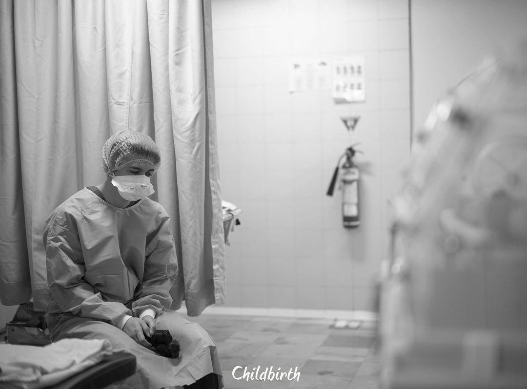 Zaskia Sungkar Melahirkan Zaskia Sungkar melahirkan anak pertama.