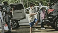 Suara anak-anak terdengar bersahut-sahutan memanggil temannya yang berada di dalam mobil masing-masing karena saking rindunya ingin bertemu setelah sekian lama cuma bisa bertatap maya.   