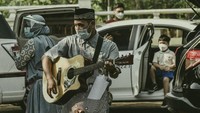 Setelah berdoa, biasanya seorang guru akan memainkan alat musik gitar dan mengajak murid menyanyikan lagu daerah seperti Kicir-Kicir untuk membangkitkan semangat mereka dalam memulai pelajaran yang berusaha adaptif dengan kondisi pandemi COVID-19.  