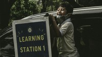 Satu persatu mobil memasuki area parkir Padepokan Pencak Silat di kawasan TMII. Petugas keamanan pun turun tangan mengatur lalu lintas mobil yang datang untuk kegiatan belajar mengajar kelas satu dan tiga dari Sekolah Dasar Nizamia Andalusia School.  