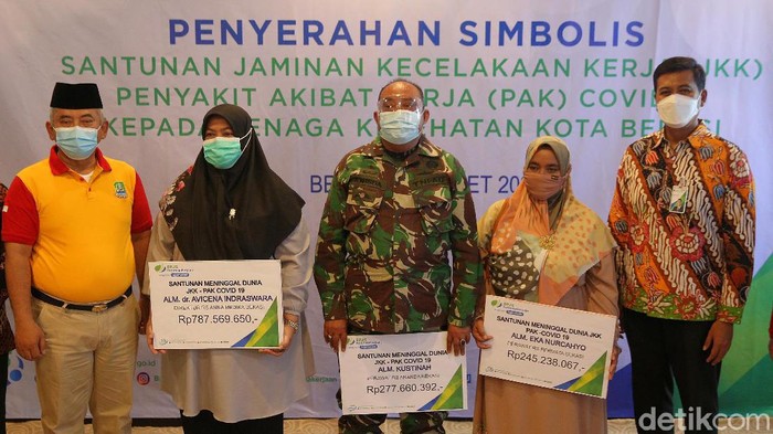 Sejumlah tenaga kesehatan Kota Bekasi yang wafat karena Penyakit Akibat Kerja (PAK) terdampak COVID-19. Santunan senilai Rp 1,3 M diterima tiga ahli waris.