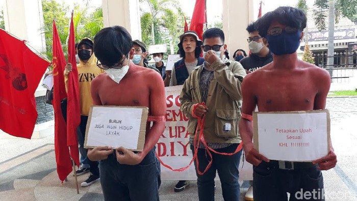 Aksi damai KSPSI DIY yang menggugat SK Gubernur terkait UMP DIY tahun 2021 di PTUN Yogyakarta, Bantul, DIY, Kamis (1/4/2021).