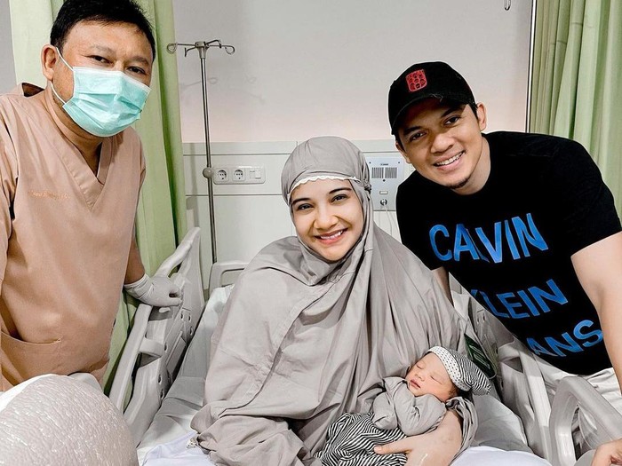 Zaskia Sungkar Melahirkan Zaskia Sungkar melahirkan anak pertama.