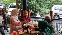 Agar pengunjung bisa menikmati bakso dalam keadaan panas, bakso ini disajikan di dalam panci lengkap dengan kompor portabelnya. Jadi kuah bakso akan selalu panas selama menikmati bakso. Foto: detikFood/Wisma Putra