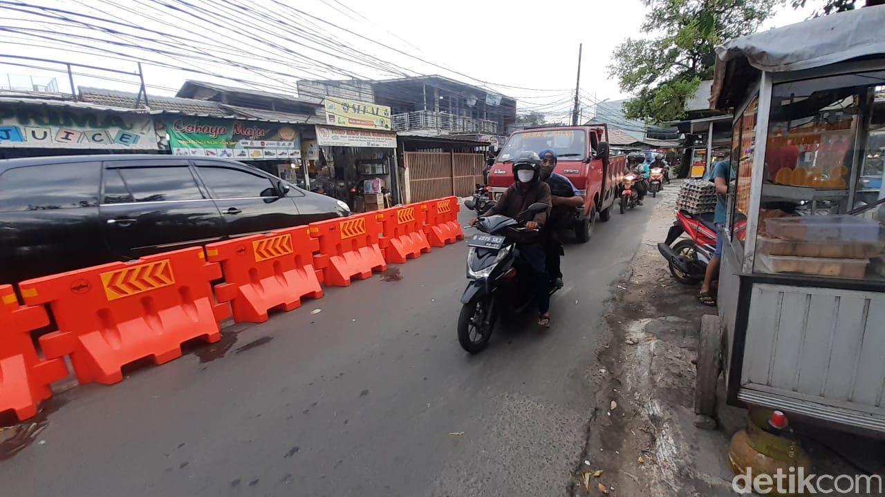 Barier atau pembatas jalan di Jl Moh Kahfi I, Jagakarsa, Jakarta Selatan, 1 April 2021. (Afzal NI/deticom) Barier atau pembatas jalan di Jl Moh Kahfi I, Jagakarsa, Jakarta Selatan, 1 April 2021. (Afzal NI/deticom)