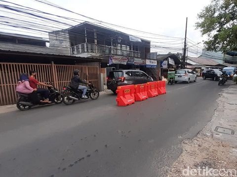 Barier atau pembatas jalan di Jl Moh Kahfi I, Jagakarsa, Jakarta Selatan, 1 April 2021. (Afzal NI/deticom) Barier atau pembatas jalan di Jl Moh Kahfi I, Jagakarsa, Jakarta Selatan, 1 April 2021. (Afzal NI/deticom)