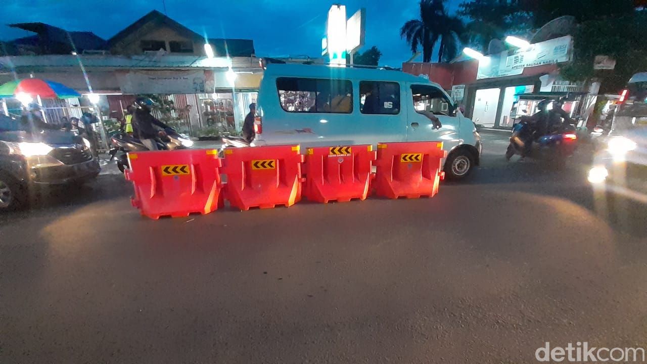Barier atau pembatas jalan di Jl Moh Kahfi I, Jagakarsa, Jakarta Selatan, 1 April 2021. (Afzal NI/deticom)